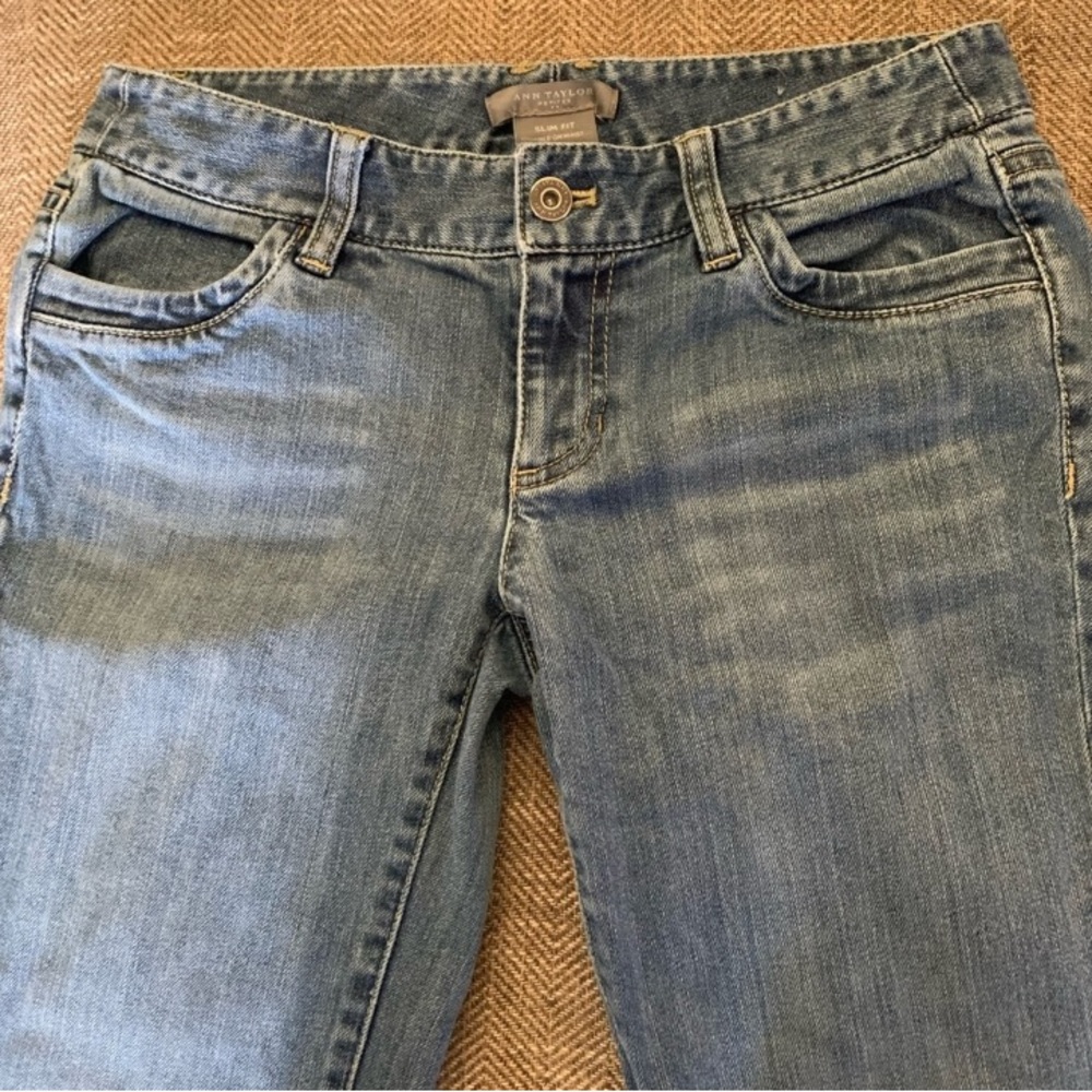 Excellent Preowned Condition Stephan Hardy Squeeze Flare Jeans Size 4. Very Cute